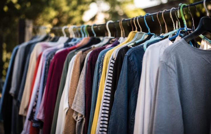 VARAL SOLIDÁRIO GARANTE DISTRIBUIÇÃO GRATUITA DE ROUPAS À POPULAÇÃO