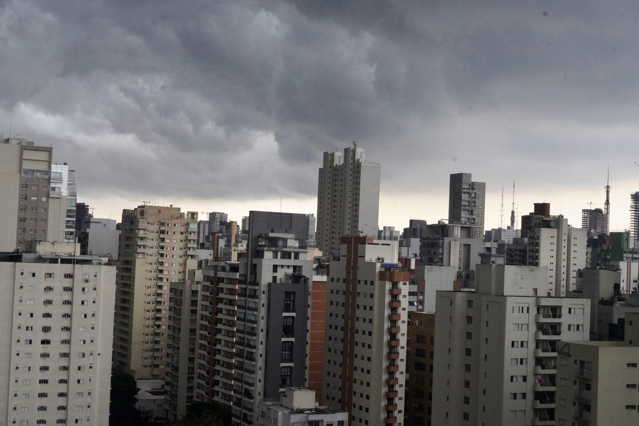 FRENTE FRIA MANTÉM TEMPO INSTÁVEL E DERRUBA AS TEMPERATURAS NO ESTADO DE SÃO PAULO NESTA QUINTA-FEIRA