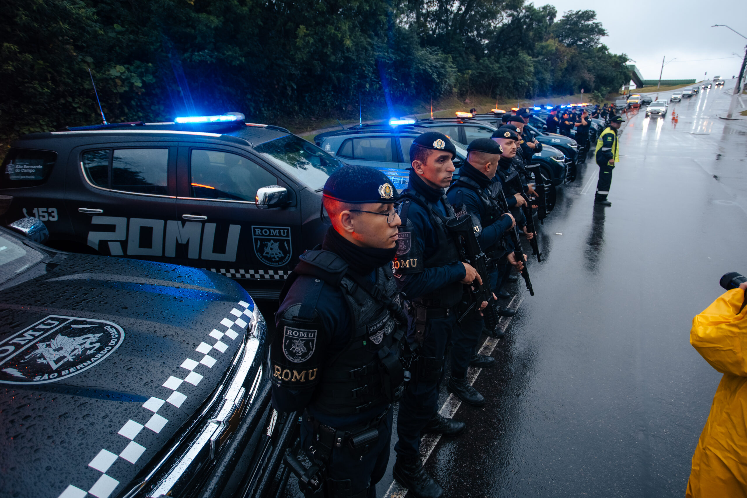 ROMU PRENDE MULHER POR TRÁFICO DE DROGAS E APREENDE MAIS DE 100 PORÇÕES DE ENTORPECENTES EM SÃO BERNARDO