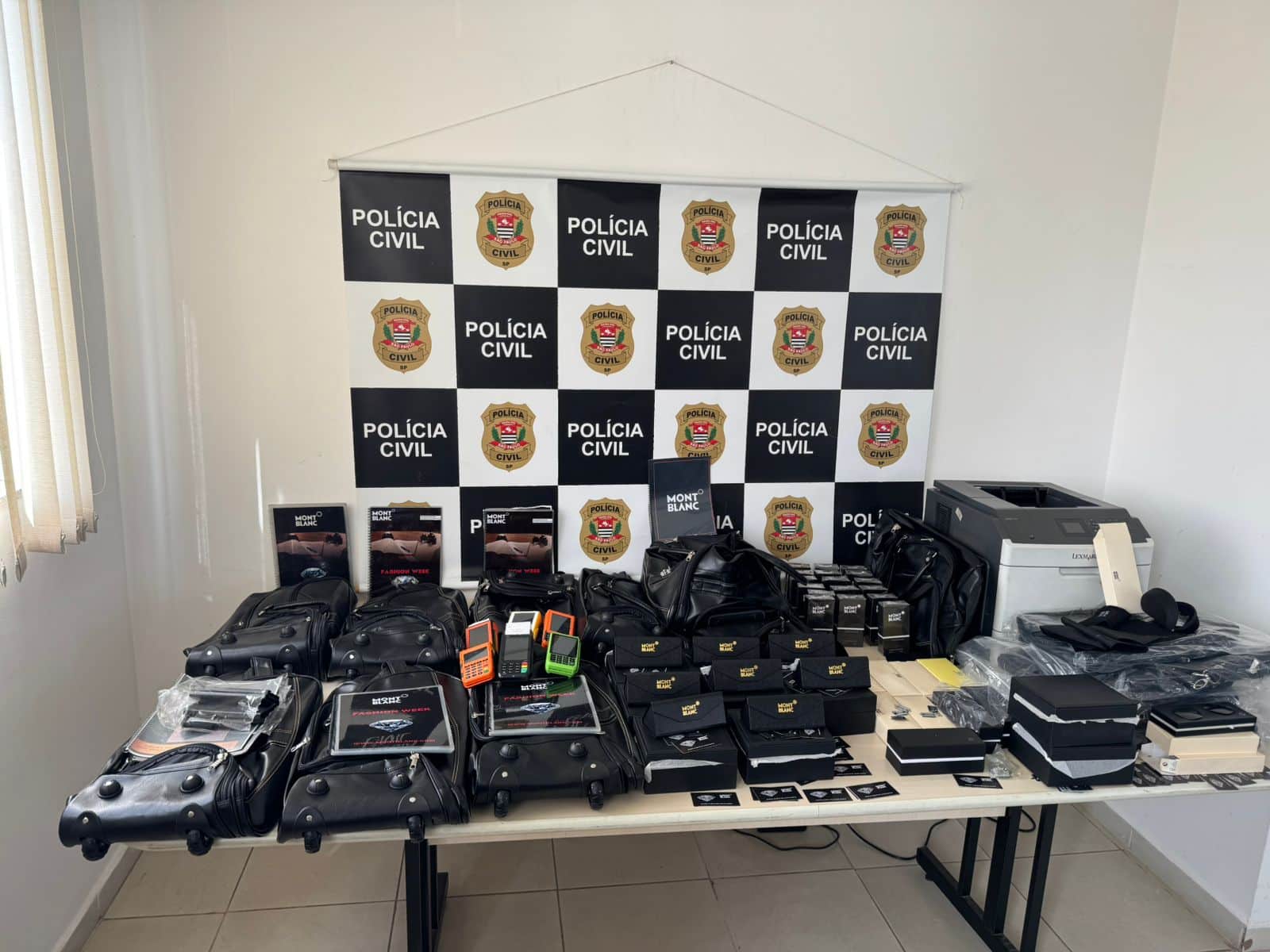 HOMEM SUSPEITO DE VENDER PRODUTOS DE LUXO FALSIFICADOS É PRESO EM SÃO PAULO