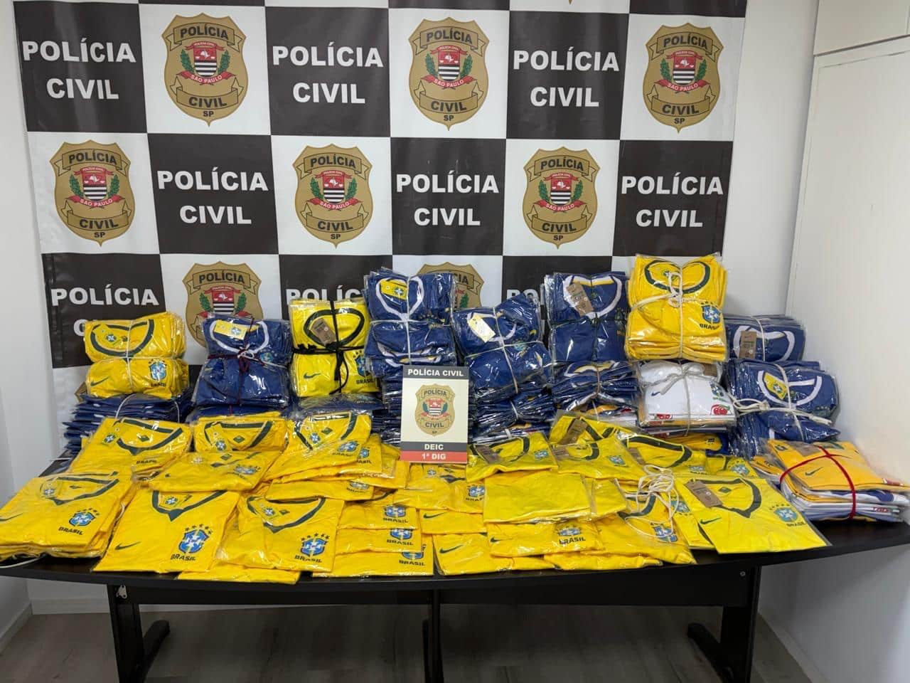 POLÍCIA CIVIL APREENDE 50 MIL FIGURINHAS E MIL ÁLBUNS FALSIFICADOS DA COPA DO MUNDO EM SÃO PAULO