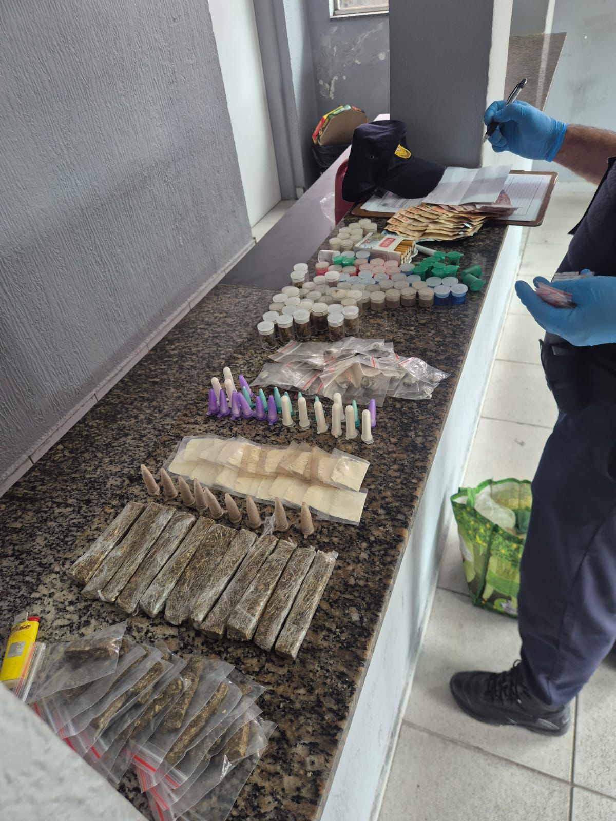 GCM DE SÃO BERNARDO PRENDE HOMEM PROCURADO POR TRÁFICO E APREENDE 237 PORÇÕES DE DROGAS NO BATISTINI