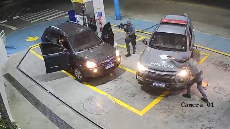 HOMEM MANTIDO REFÉM DURANTE ROUBO É RESGATADO PELA PM EM GUARULHOS; DOIS SUSPEITOS SÃO PRESOS