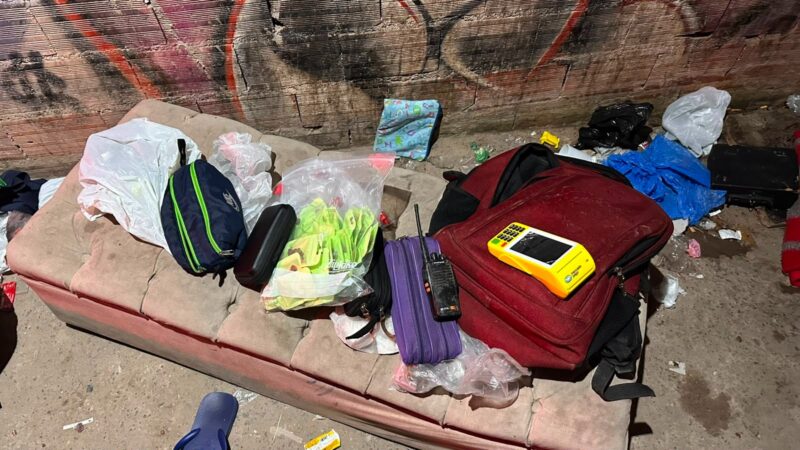 ROMU APREENDE 670 PORÇÕES DE DROGAS E PRENDE HOMEM DURANTE OPERAÇÃO NO ALVARENGA