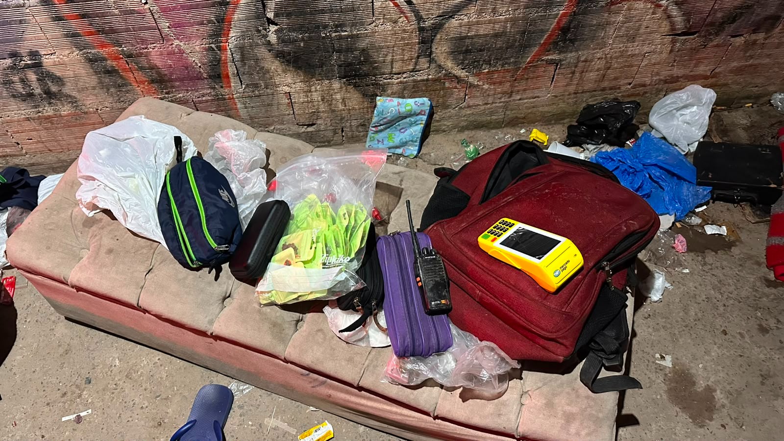ROMU APREENDE 670 PORÇÕES DE DROGAS E PRENDE HOMEM DURANTE OPERAÇÃO NO ALVARENGA