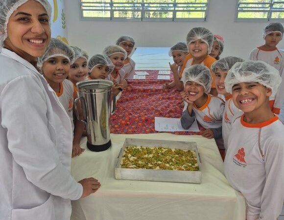 ALUNOS DE GUARAREMA PARTICIPAM DE AULA PRÁTICA SOBRE ALIMENTAÇÃO SAUDÁVEL E COMBATE AO DESPERDÍCIO