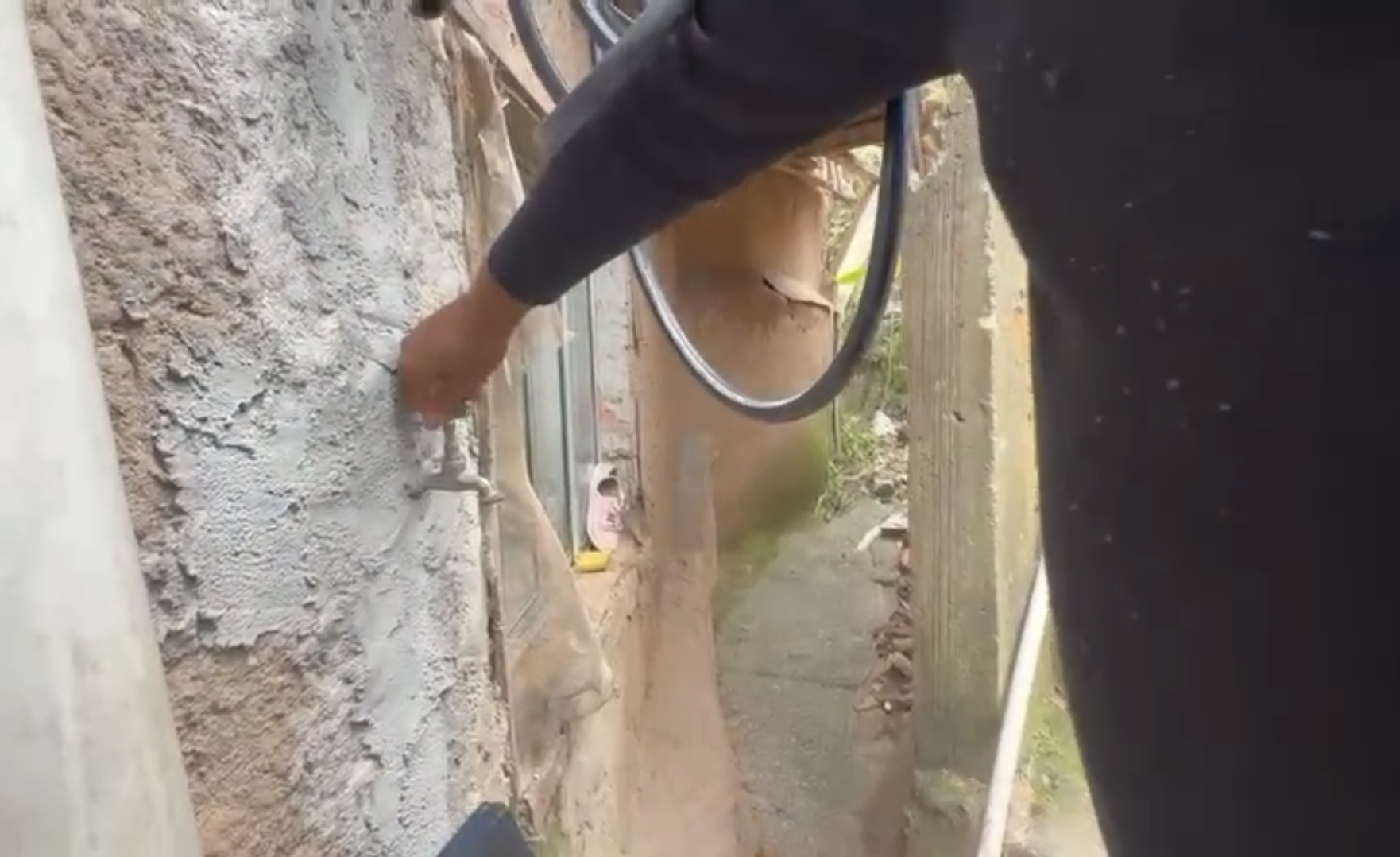 MORADORES DENUNCIAM FALTA D’ÁGUA HÁ MESES NO JARDIM ZAÍRA, EM MAUÁ