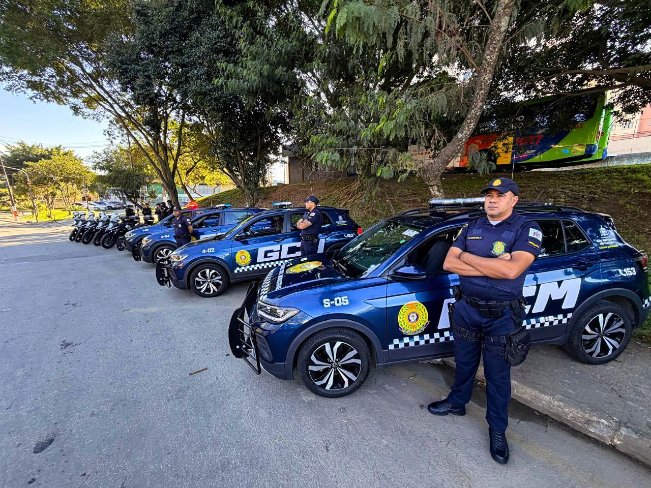 MOTOCICLISTA ATINGE DOIS GUARDAS DURANTE FISCALIZAÇÃO E É DETIDO PELA GCM EM SÃO BERNARDO