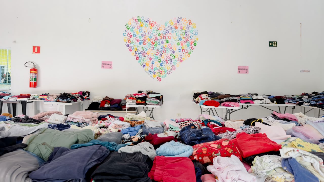 CABIDE SOLIDÁRIO ITINERANTE LEVA MAIS DE 2 MIL PEÇAS DE ROUPAS À COMUNIDADE DO TATETOS EM SÃO BERNARDO