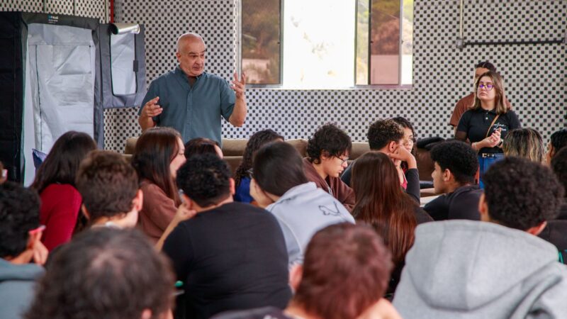 JOVENS DE GUARAREMA VISITAM INDÚSTRIA TÊXTIL DURANTE PROGRAMA DE CAPACITAÇÃO PROFISSIONAL
