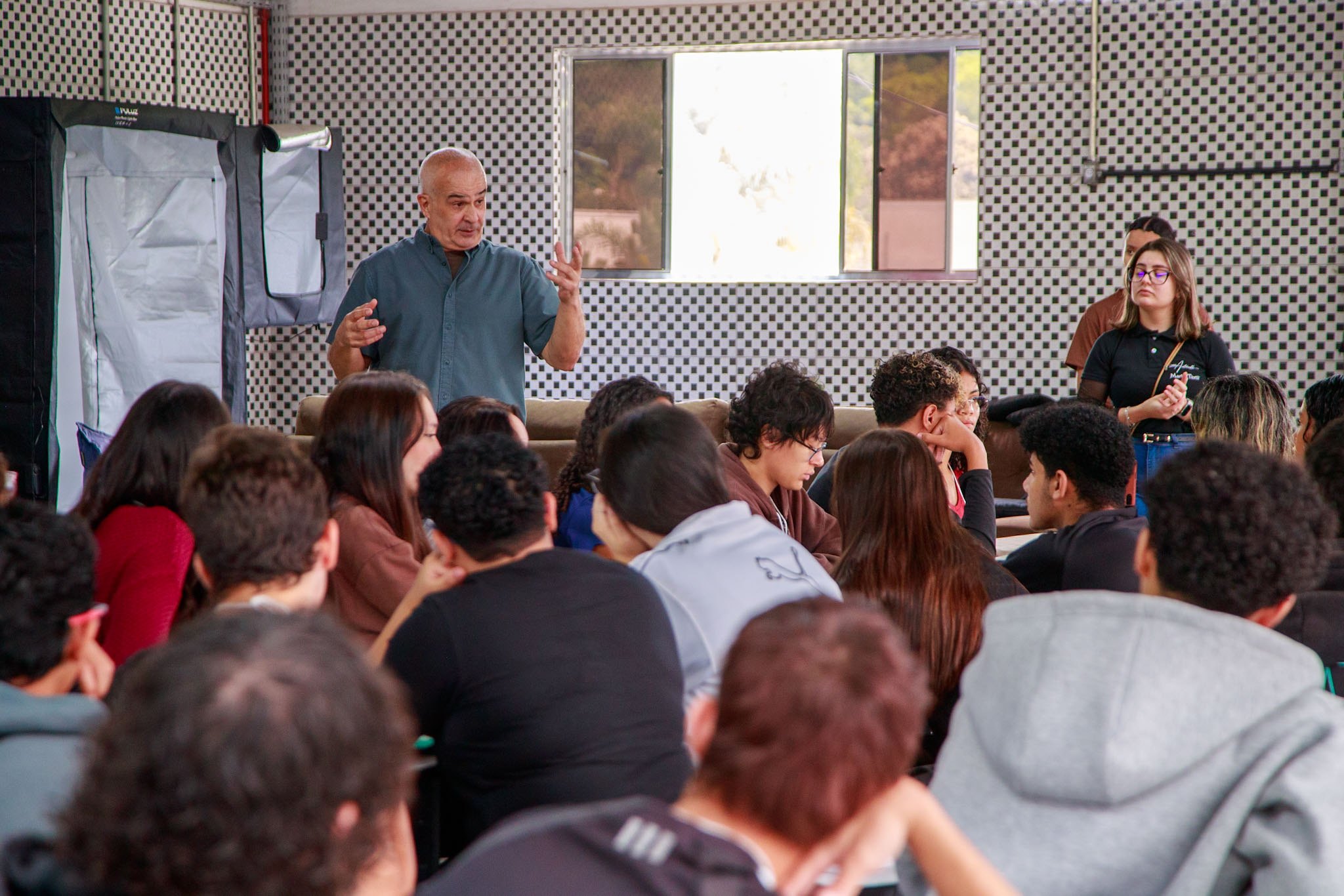 JOVENS DE GUARAREMA VISITAM INDÚSTRIA TÊXTIL DURANTE PROGRAMA DE CAPACITAÇÃO PROFISSIONAL